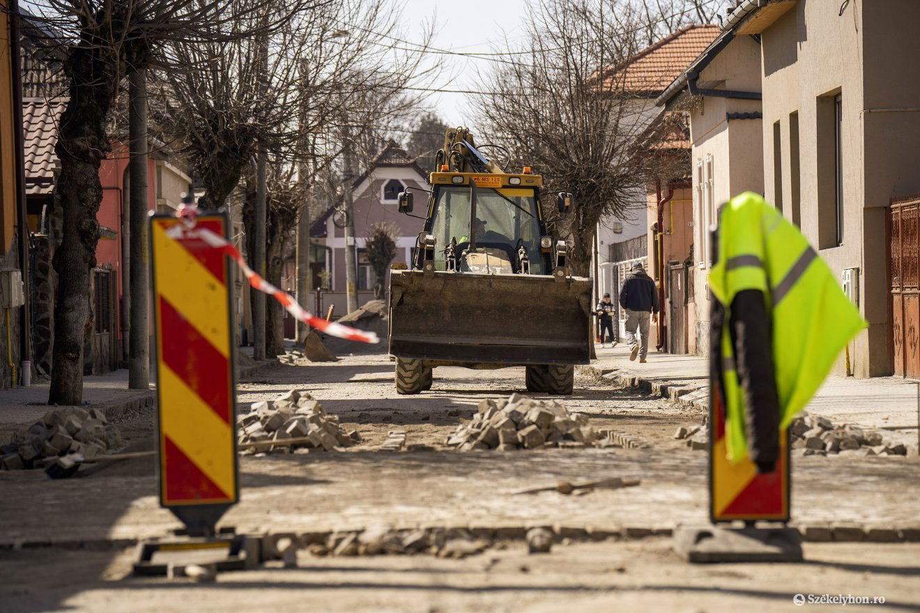 Már most több utcába munkagépeket vezényeltek Marosvásárhelyen •  Fotó: Haáz Vince