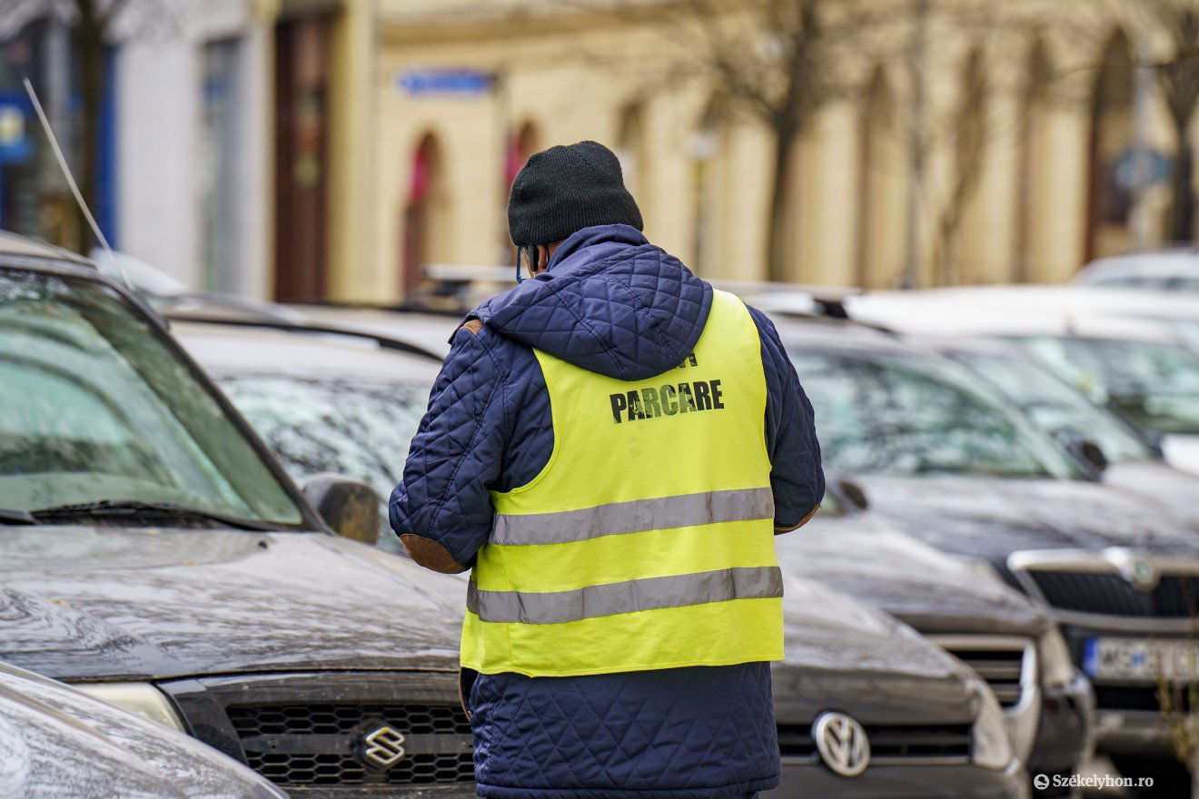 Élénken figyelik az autókat a megbízott parkolóőrök •  Fotó: Haáz Vince