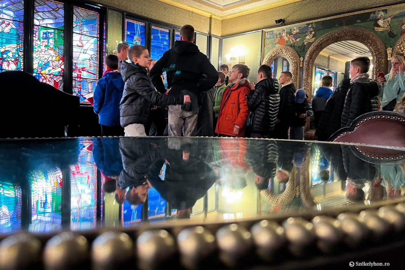 A Kultúrpalotával, a múzeummal is megismerkedtek az ukrán fiatalok •  Fotó: Rab Zoltán