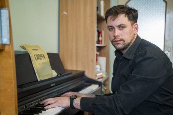 Lélekgyógyítás zenével. Borsos Hunor nem csak látja a világot, hallja is annak dallamait