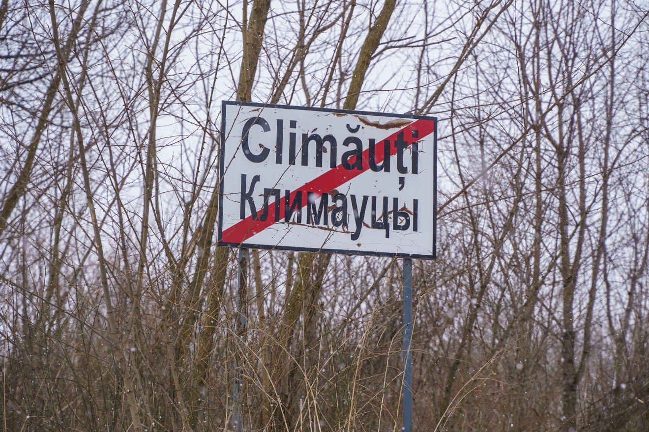 Falu Bukovinában, Suceava megyében, a román–ukrán határnál. A szökevények azt hiszik, hogy a határ átlépése után néhány órán belül már elérik a lakott térségeket, de ez nincs így •  Fotó: Haáz Vince