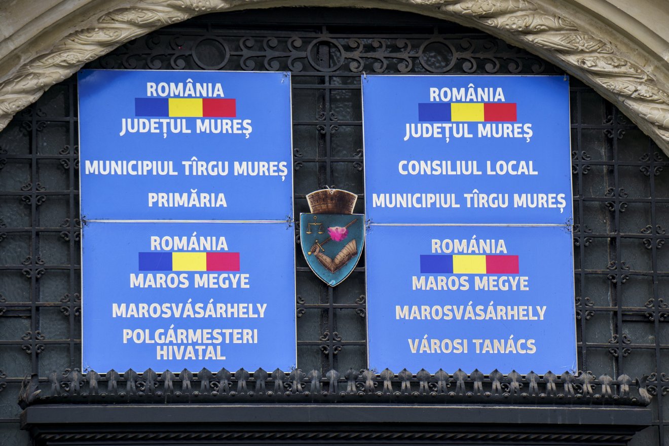 A marosvásárhelyi polgármesteri hivatal homlokzatán ott látható a város címere, amely Bethlen Gábor fejedelem korából származik  •  Fotó: Haáz Vince