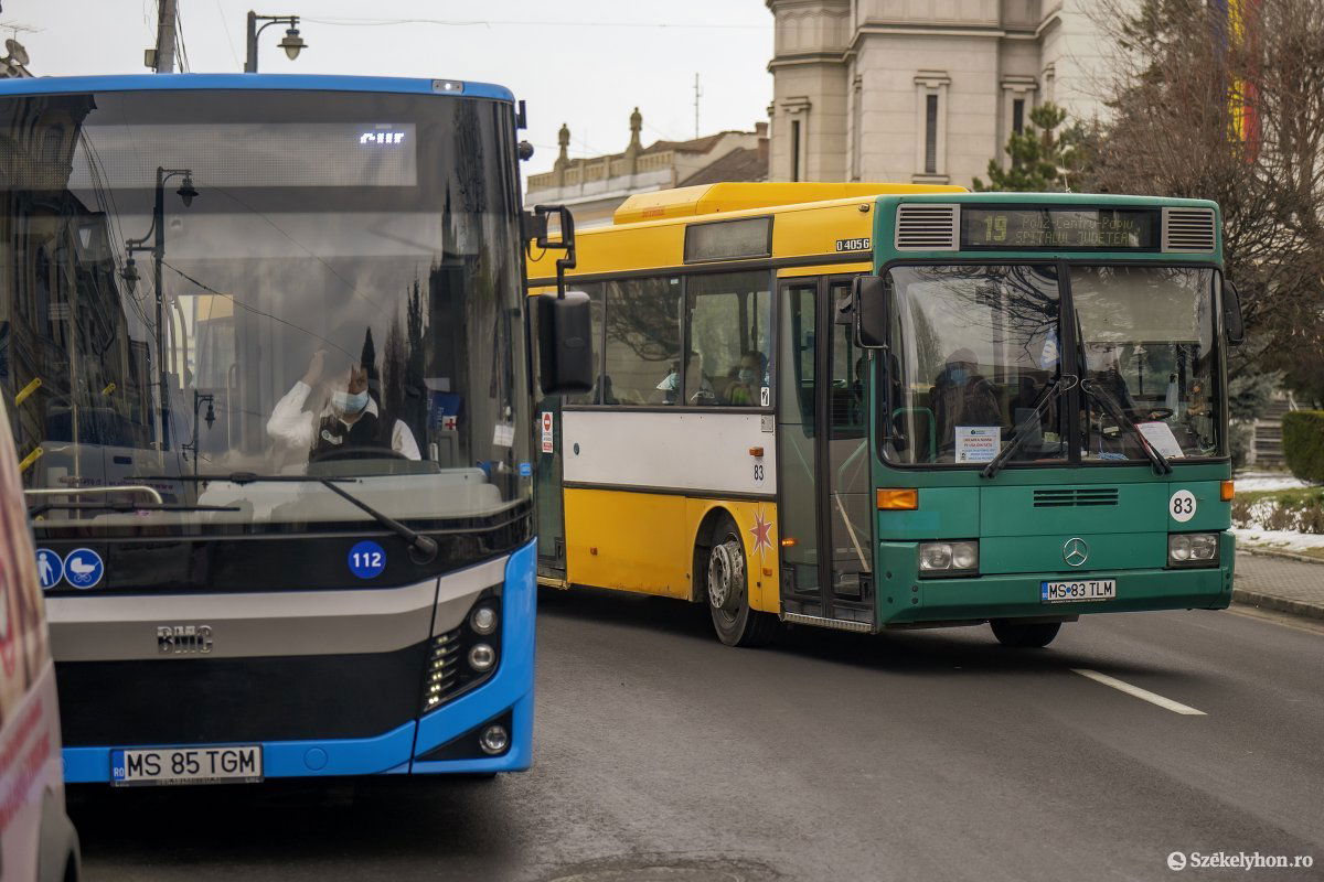 Új és régi buszok is közlekednek Marosvásárhelyen •  Fotó: Haáz Vince