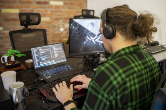 Csaknem ötször jobban keres az IT-s, mint a pincér: listázták a legjobban és a legrosszabbul fizető romániai szakmákat