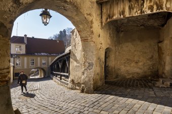 Megerősítik és feljavítják a segesvári vár falainak egy részét, rendbehozzák az Óratorony tetőszerkezetét