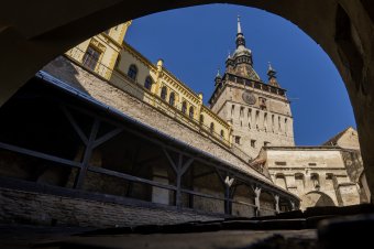 Kincset rejt a toronygomb? Felújítják Segesvár jelképe, az Óratorony 129 éve érintetlen tetőszerkezetét