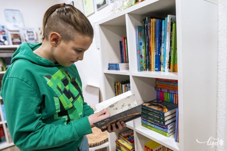 Nem csak olvasni szeret, másokat is megpróbál rávenni arra, hogy könyvet ragadjanak •  Fotó: Haáz Vince
