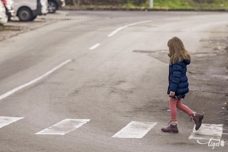 Átkelni az úton: sok szülő a forgalom miatt aggódik •  Fotó: Haáz Vince
