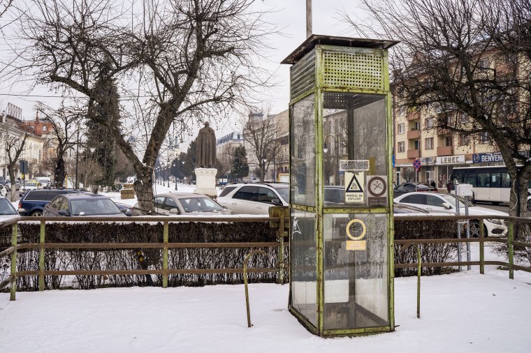 A főtér közepén felejtették a „zuhanyzófülkét” – Fölösleges „relikvia” rondítja Marosvásárhely központját