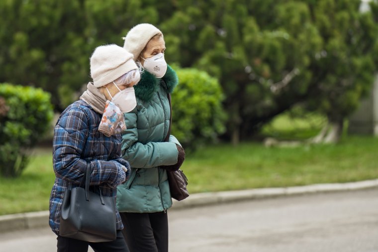 Újabb 30 nappal meghosszabbítják a veszélyhelyzetet, marad a kötelező maszkviselés is