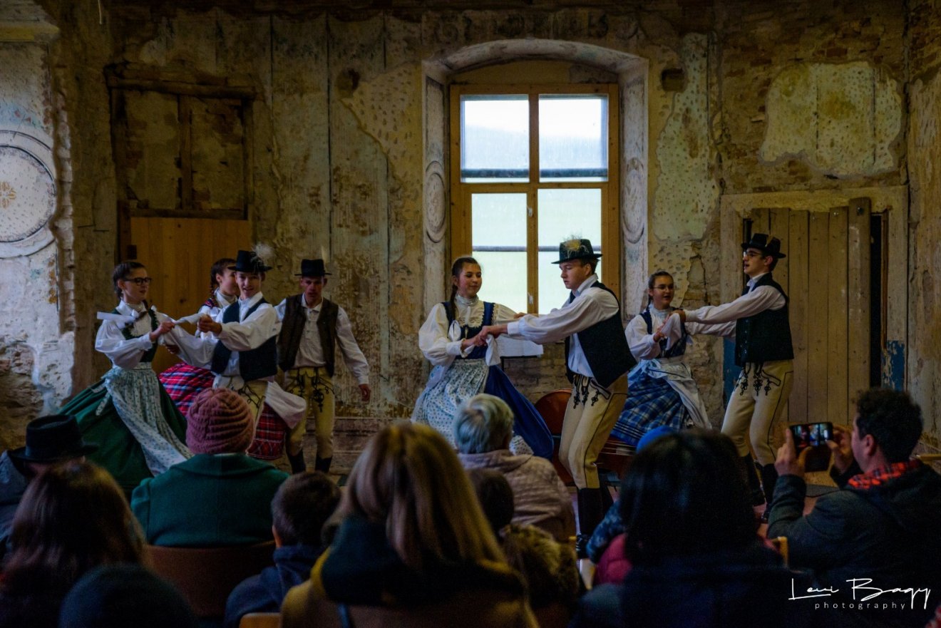 Kulturális műsorral csalogatták a falubeliket a magyarózdi kastélyba •  Fotó: Bágy Levente