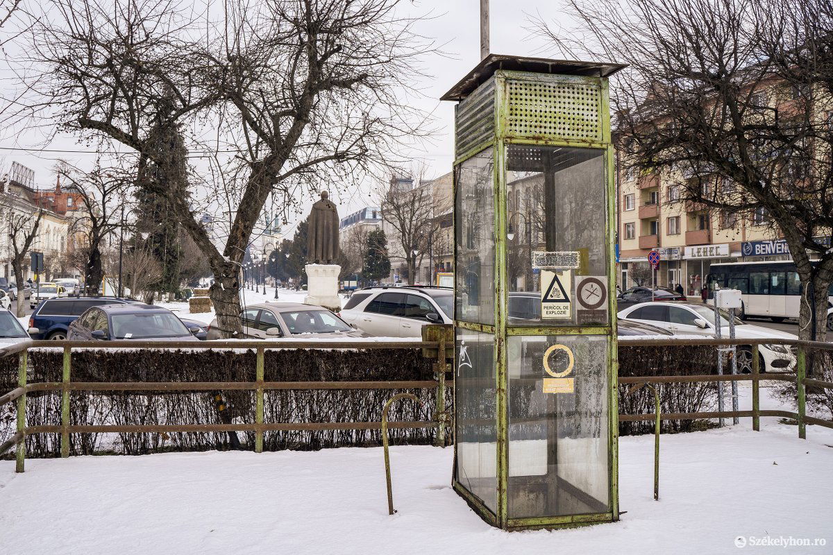 Elég gáz. Ma már semmilyen célt nem szolgál a Marosvásárhely főterén éktelenkedő építmény •  Fotó: Haáz Vince