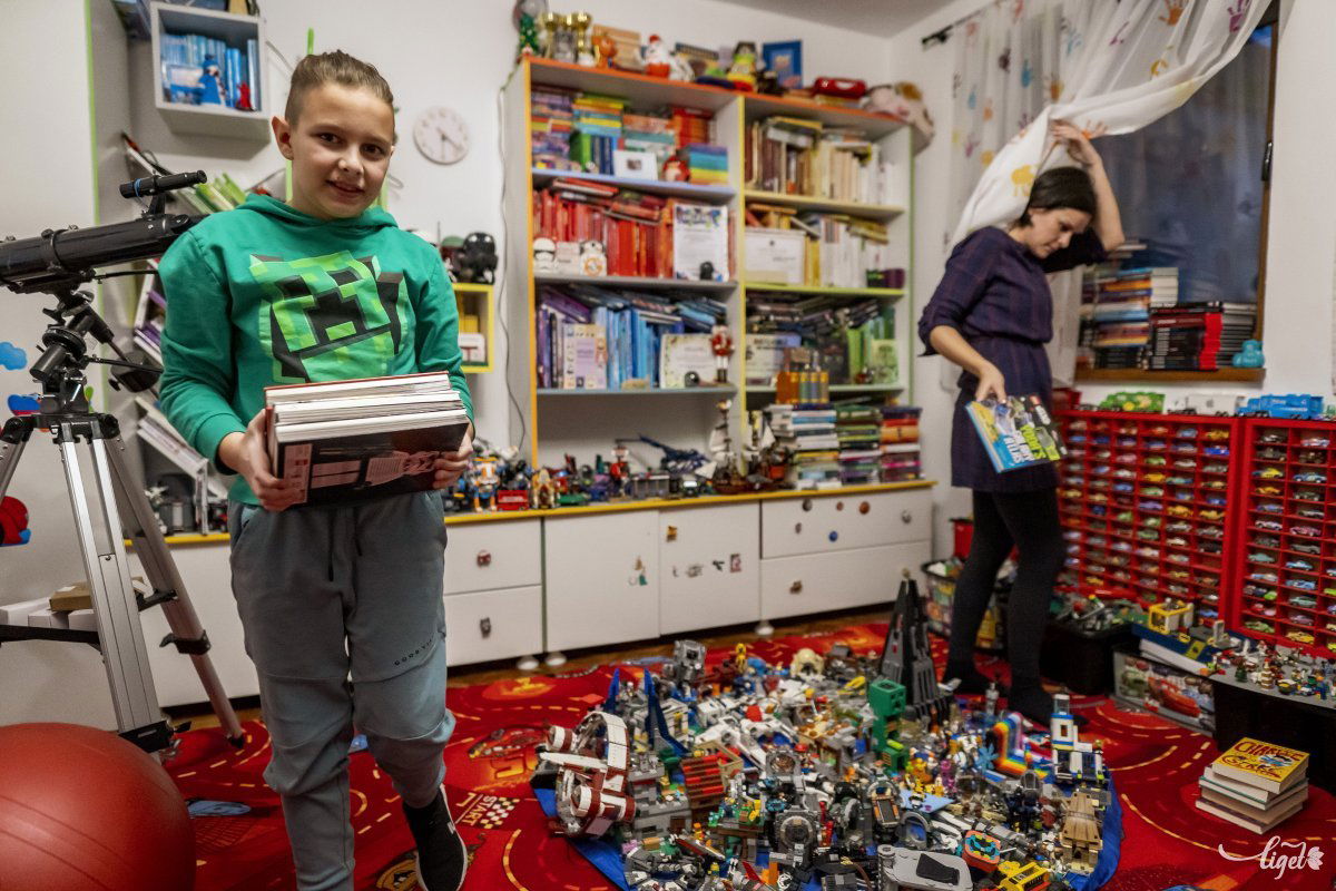 A könyvek mellett a legó a másik nagy szenvedélye •  Fotó: Haáz Vince
