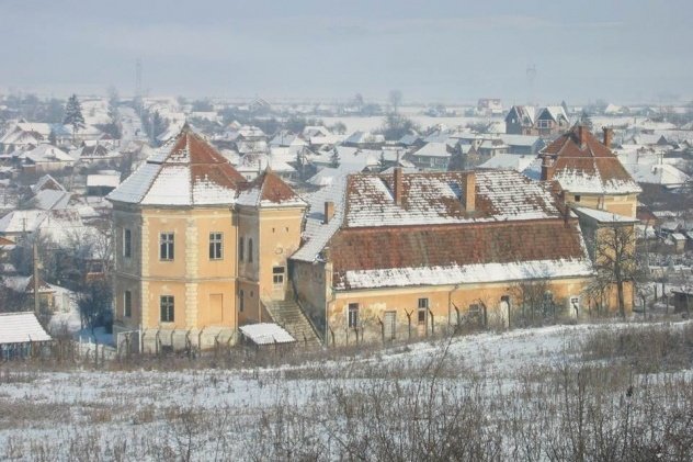 Az impozáns épületben évek óta kórház működik •  Fotó: Diaszporaalapitvany.ro
