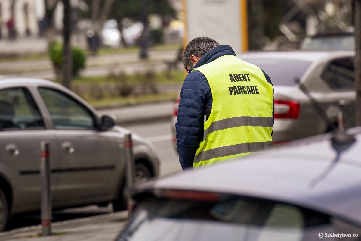 Érdemes kifizetni a parkolódíjat, mert folyamatosan ellenőriznek •  Fotó: Haáz Vince