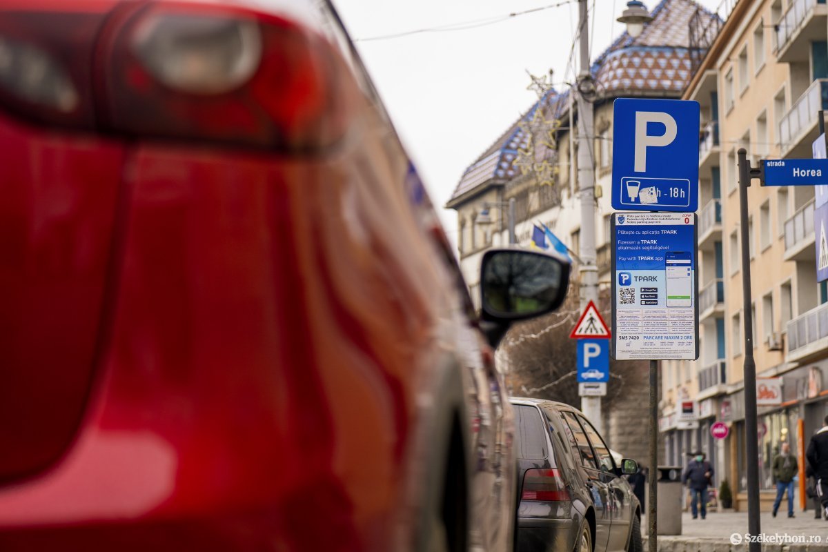 A járda melletti parkolás felszámolása érdekében parkolóházakat építenek városszerte •  Fotó: Haáz Vince
