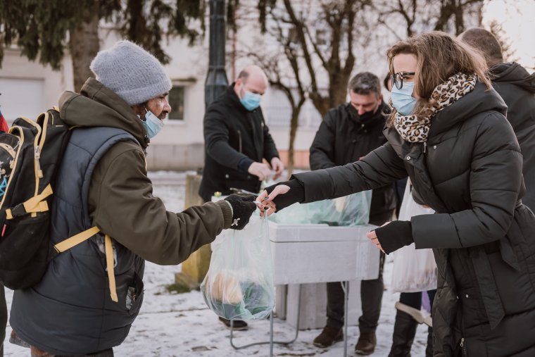 Meleg étel hajléktalanoknak: most a legszükségesebb