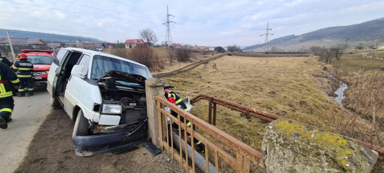 Hídfőnek ütközött a furgon, beszorult a sofőr