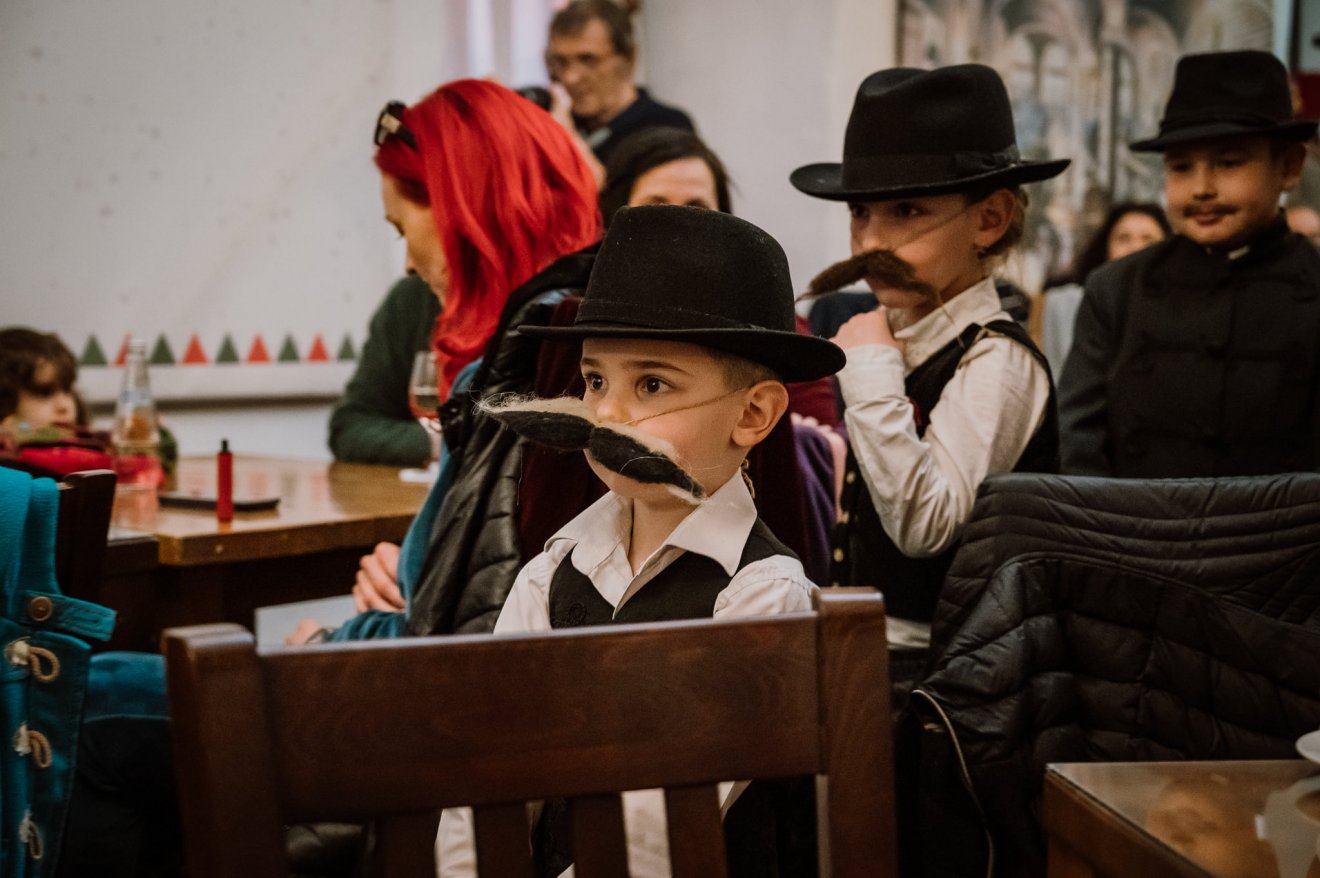 Gyerekek a bajuszmustrán •  Fotó: Bereczky Sándor