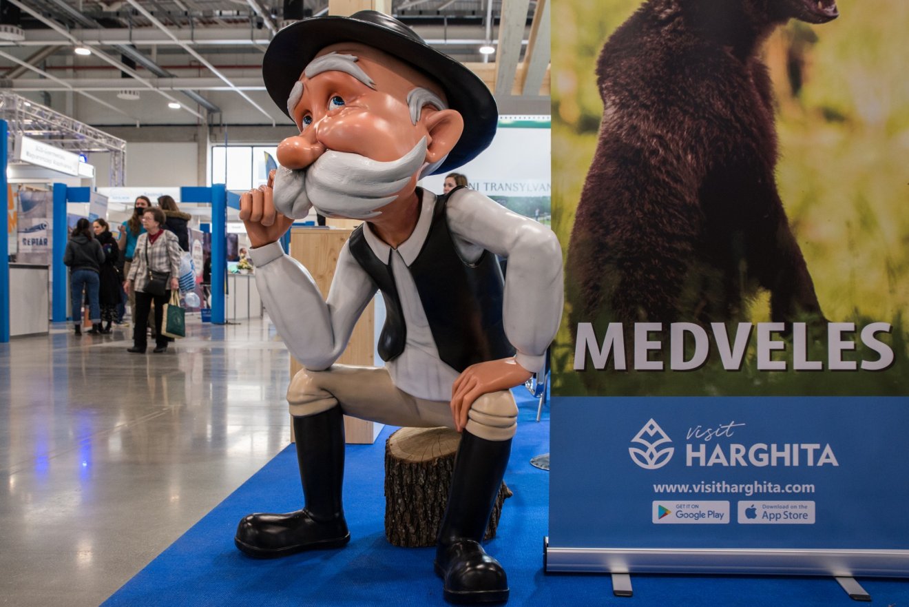 Székely bácsi a medvelestáblánál. Nem lehetett nem észrevenni Székelyföld standját Budapesten •  Fotó: Facebook/Utazás kiállítás