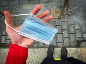 Ügyészség: elképesztő visszaélések zajlottak a használhatatlan védőmaszkokat gyártó Romarmnál, de elkenték őket