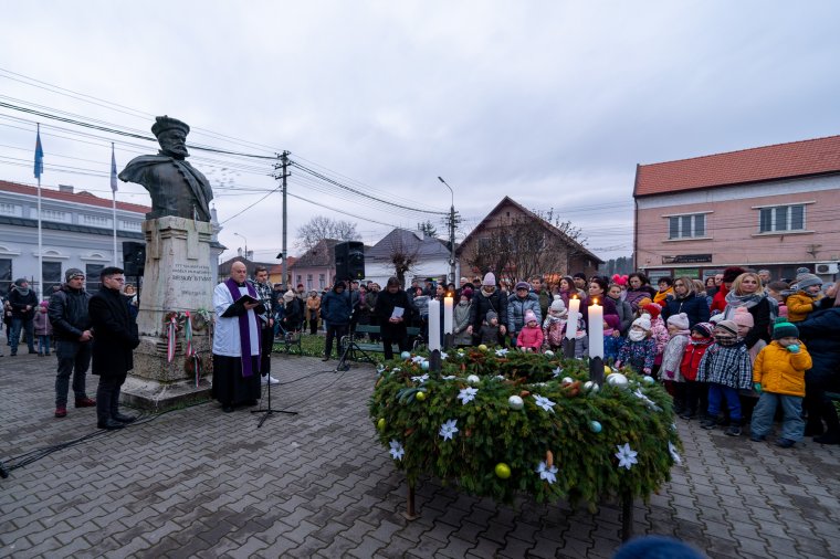 Adventi koszorúkat állítanak ki a Maros megyei városokban is