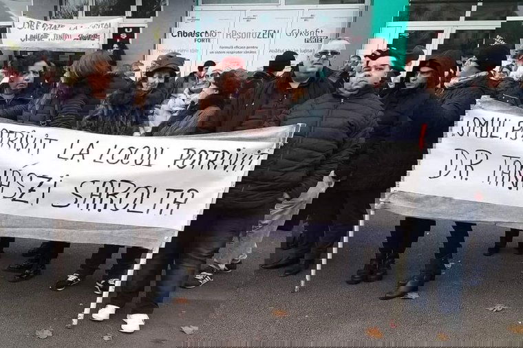 Aláírásokat gyűjtenek a volt kórházmenedzserért