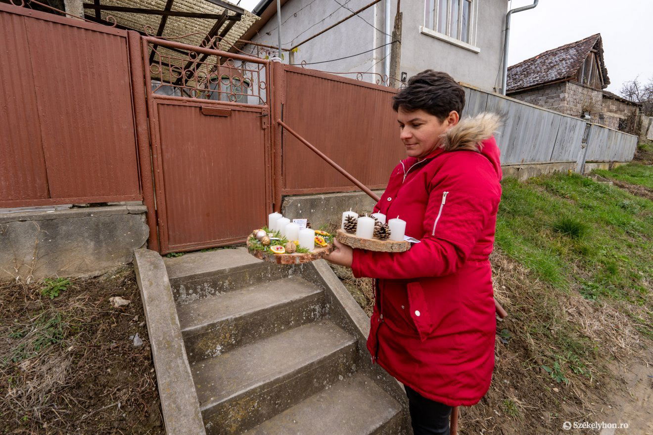 Anikó jól ismeri az idős személyeket, sokukat rendszeresen látogatja •  Fotó: Haáz Vince