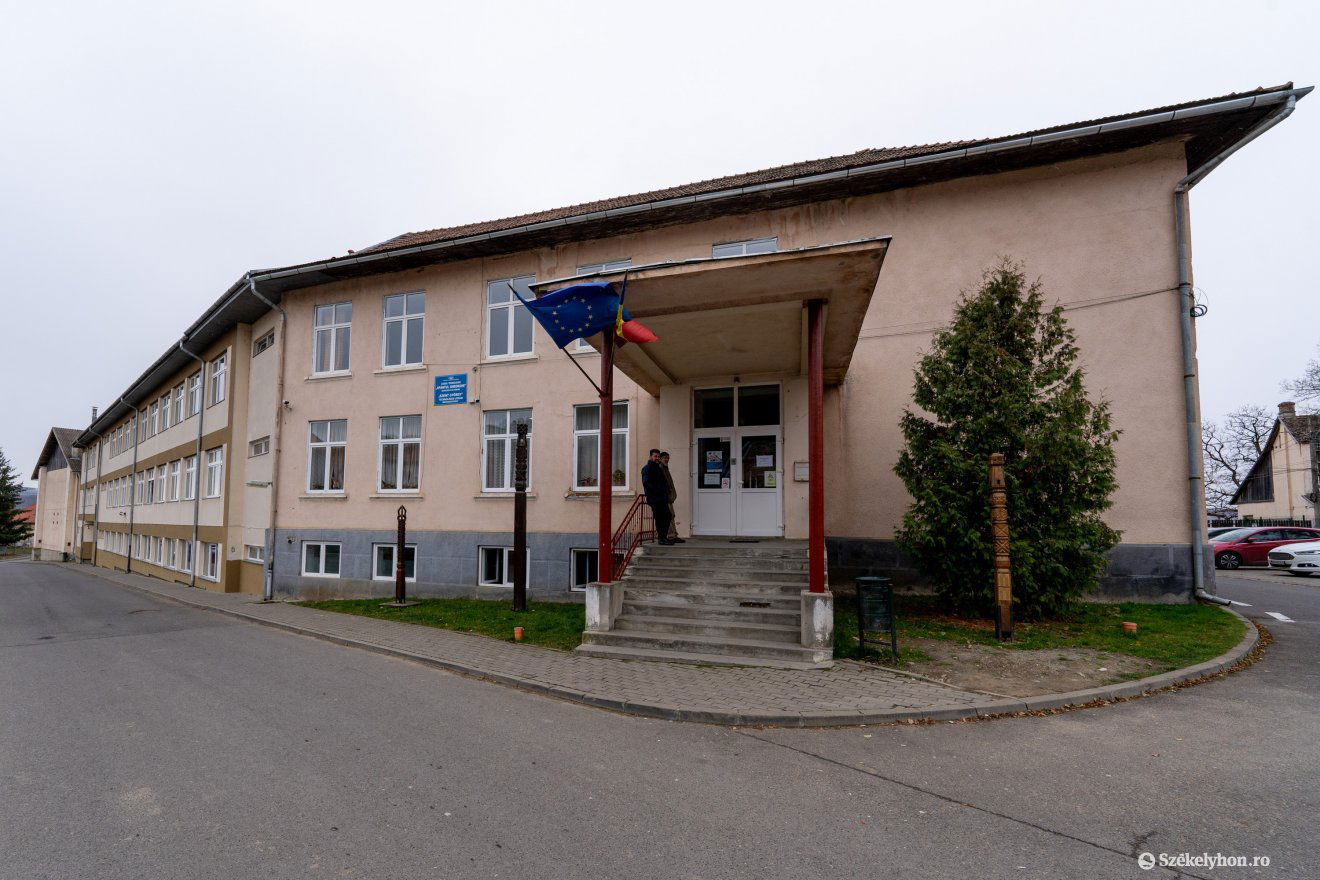 Az egyik iskolaépület a sok közül •  Fotó: Haáz Vince