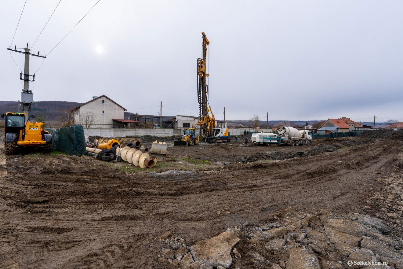 Száznál több betonoszlop kerül a földbe •  Fotó: Haáz Vince