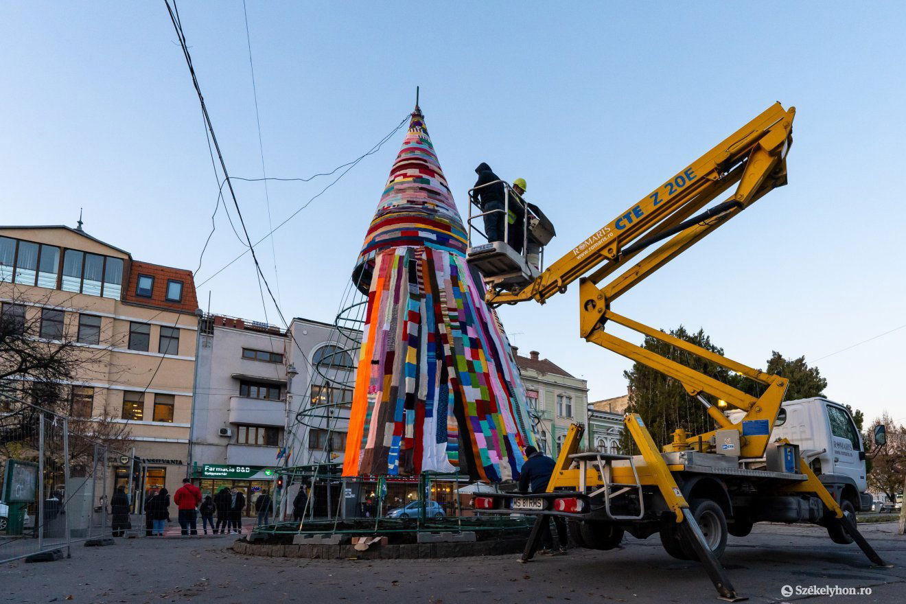 ... és így lesz idén karácsonyfa sálakból •  Fotó: Haáz Vince