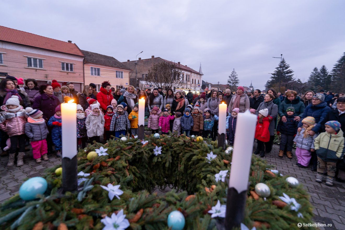 Az öröm gyertyája is világít immár •  Fotó: Haáz Vince
