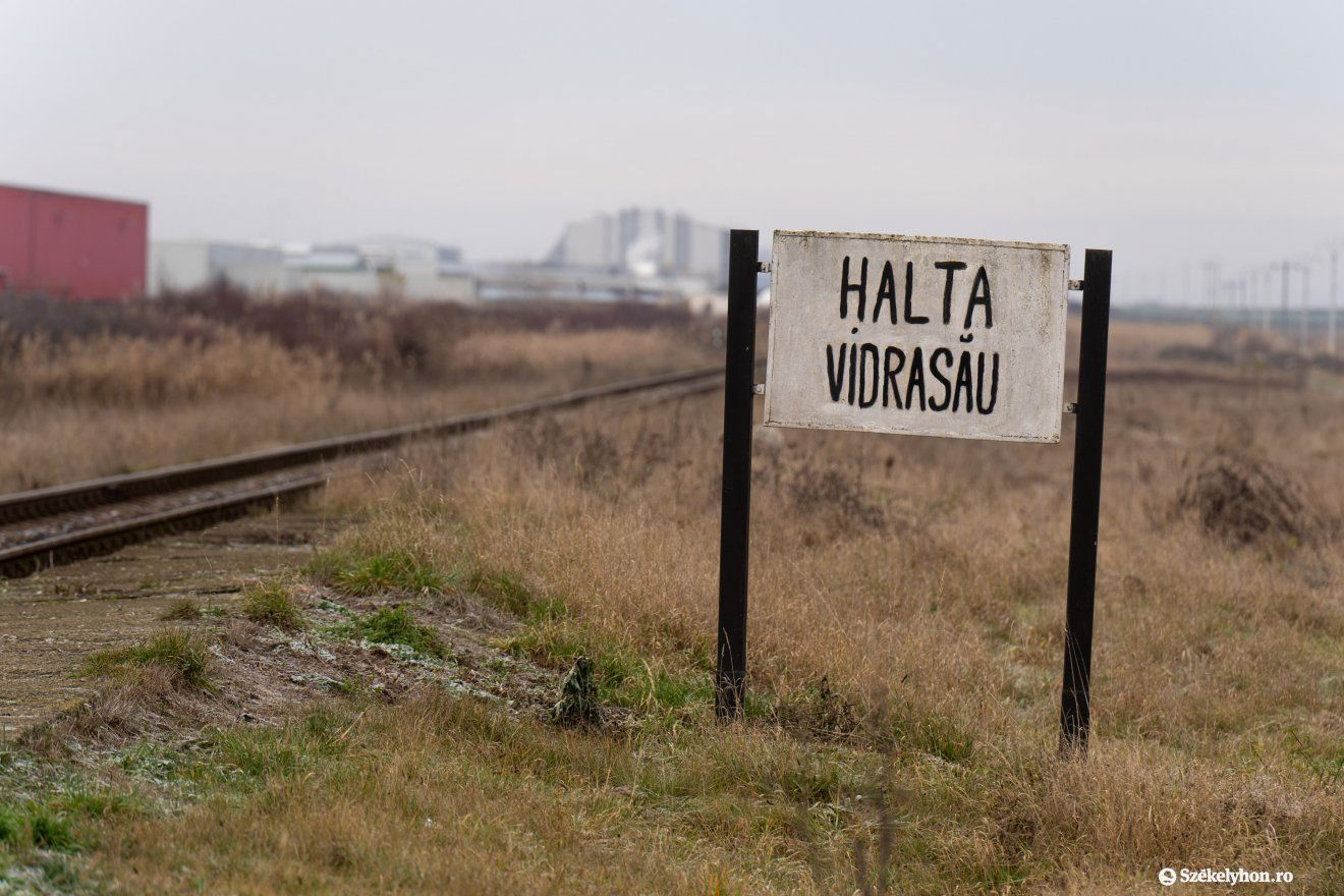 Vidrátszeg: itt nincs állomásépület, csak egy tábla jelzi, hol áll meg a vonat •  Fotó: Haáz Vince