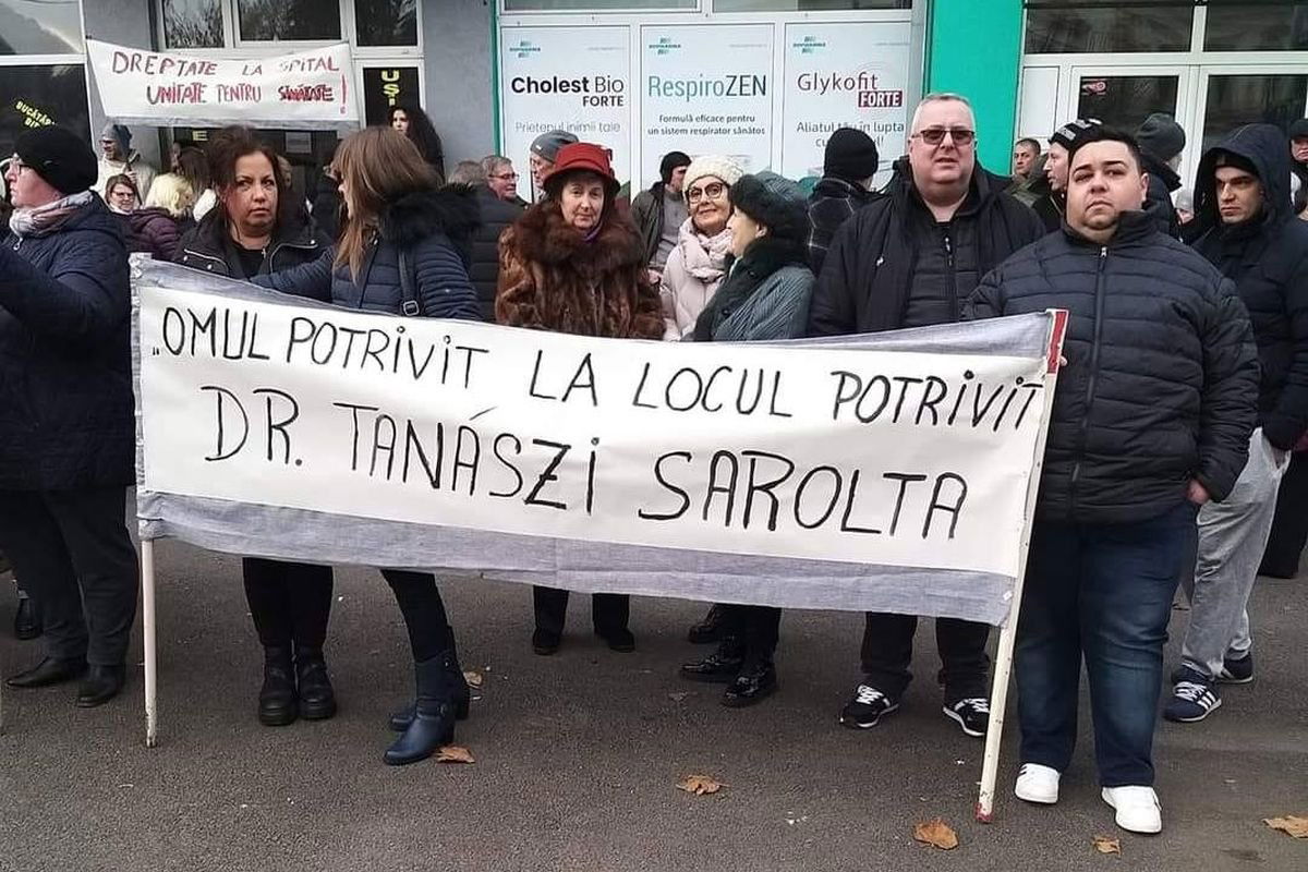 Vasárnap Segesváron kisebb tüntetést is szerveztek Katona-Tanászi Sarolta mellett •  Fotó: Katona Tanászi Sarolta facebook-oldala