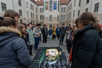 Bolyai János arcképét rakták ki az iskolaudvaron