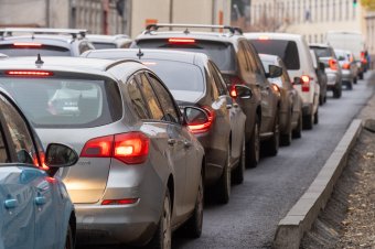 Mindössze négy munkásra több kilométeres gépkocsisor