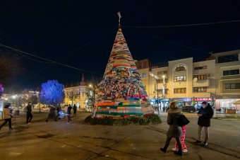 A lakosság felháborodása miatt lebontják és áthelyezik a kötött sálakból kialakított karácsonyfát