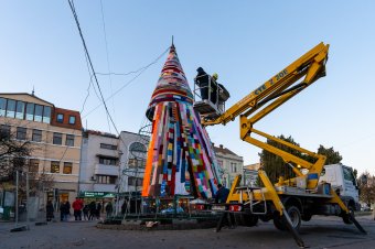 Rendhagyó karácsonyfa borzolja a kedélyeket