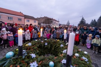 Adventi gyertyagyújtás Nyárádszeredában: örömünk és reménységünk Jézus