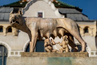 A marosvásárhelyi anyafarkas-szobor lábán levő sérülés miatt is Soós Zoltánt teszi felelőssé Ciprian Dobre