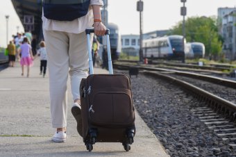 Szakaszosan vonatjáratok és pótlóbuszok biztosítják a személyszállítást a Kolozsvár–Biharpüspöki vasútvonal felújítása idején