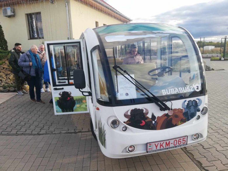 A bivalyokról elnevezett városnéző busz •  Fotó: Simon Virág