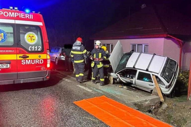 Autó sodródott le az útról, a roncsok közül kellett kiszabadítani az egyik sérültet