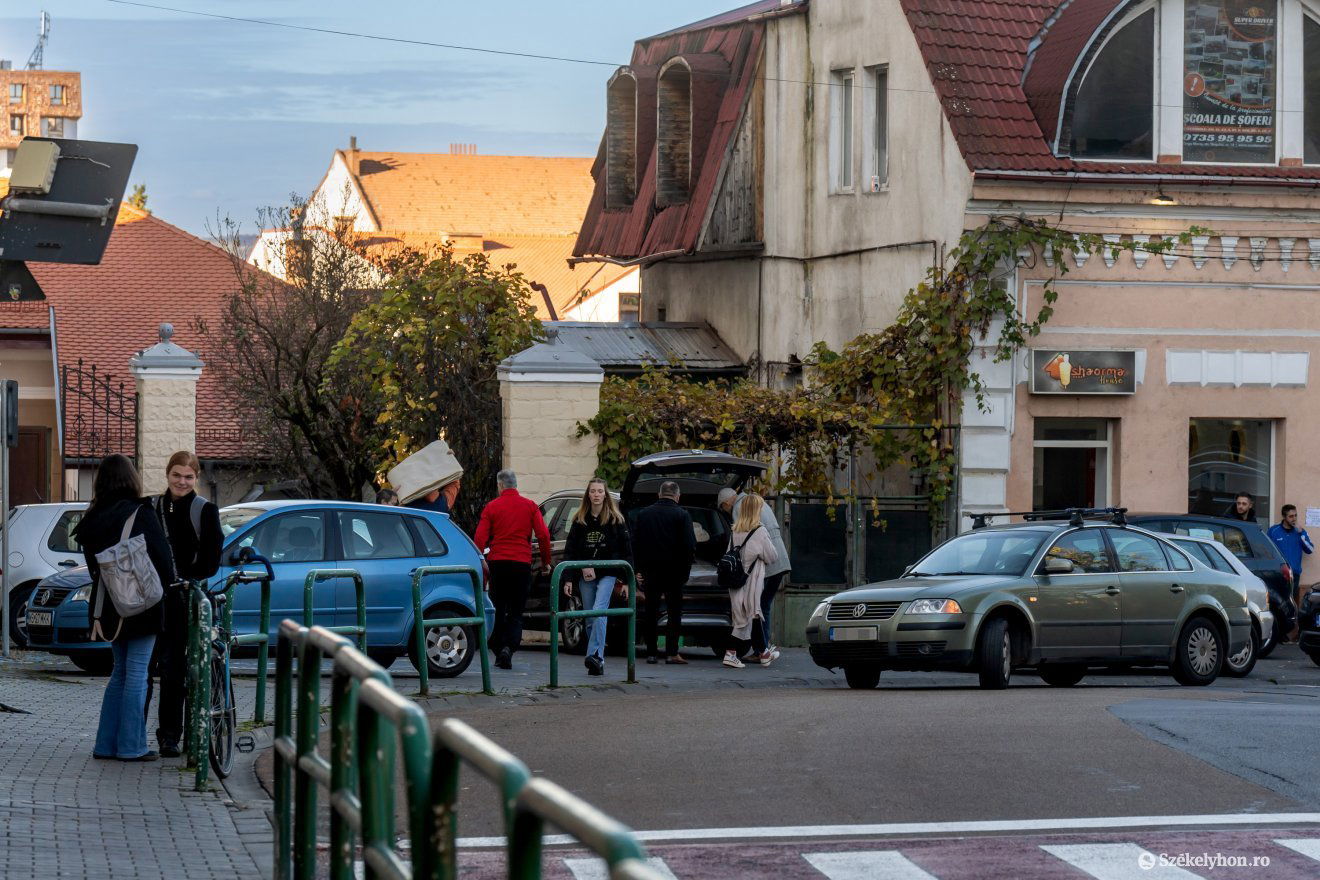 Ki mivel megy haza? •  Fotó: Haáz Vince
