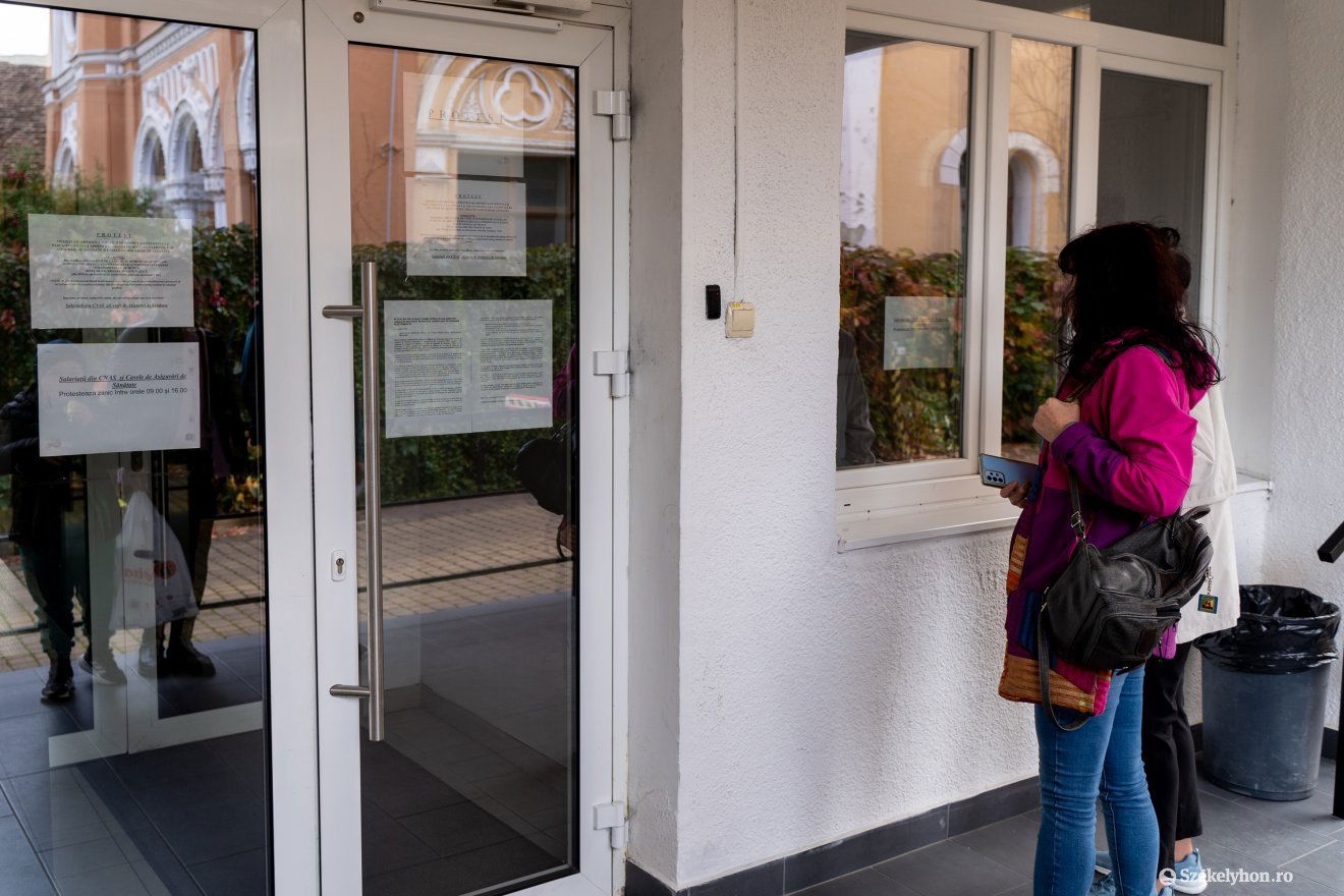 Csak 8-9 óra között van ügyfélfogadás az egészségbiztosító pénztárnál •  Fotó: Haáz Vince