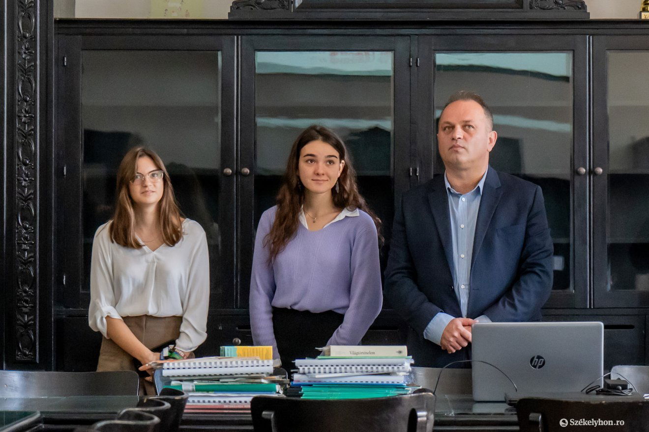 A két diáklány és az iskola igazgatója, Hajdú Zoltán •  Fotó: Haáz Vince