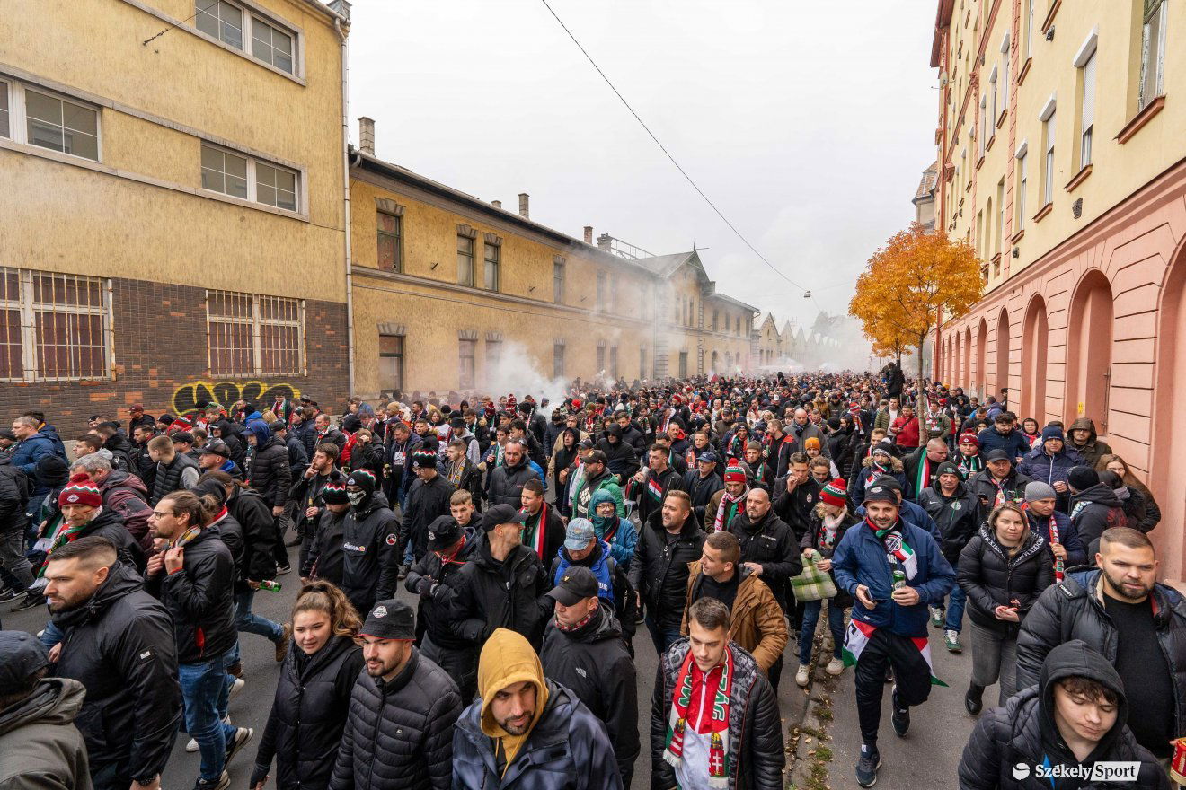 Így vonultak a szurkolók a Puskás Arénába a mérkőzést megelőzően •  Fotó: Haáz Vince