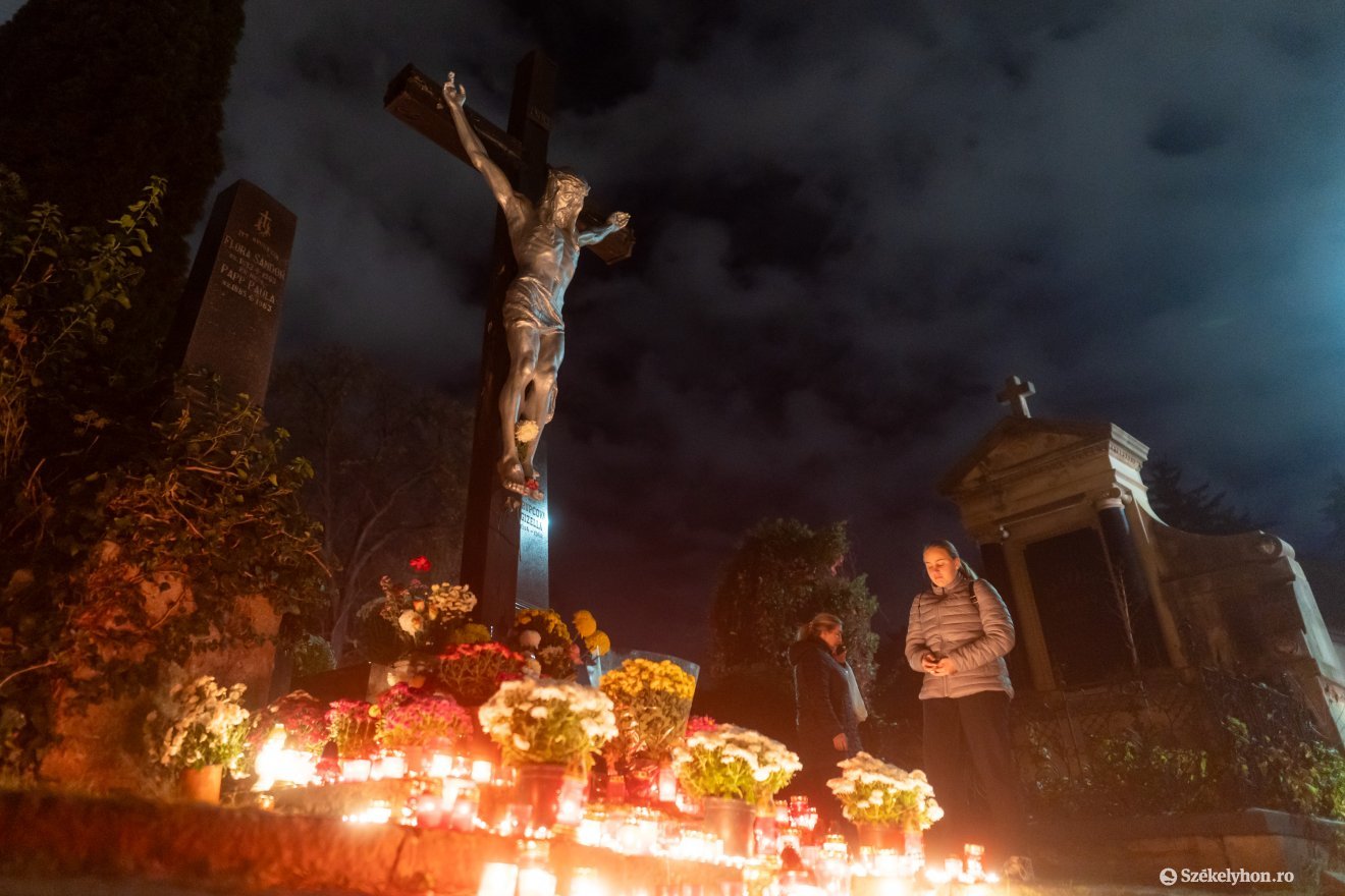 Megemlékezők a marosvásárhelyi katolikus sírkertben •  Fotó: Haáz Vince