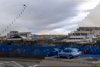 Lakótelep építését tervezik a volt bútorgyár helyére – hozzá lehet szólni a tervekhez