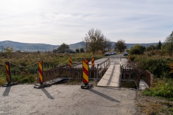 Továbbra is a kukoricaföldek közt kell közlekedni, elhúzódik az egyik nyárádmenti híd felújítása
